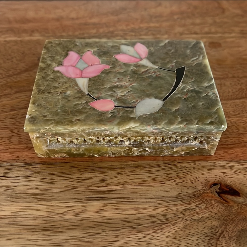 VTG Green Soapstone Trinket/Jewelry Box w-Mother of Pearl Floral Inlay